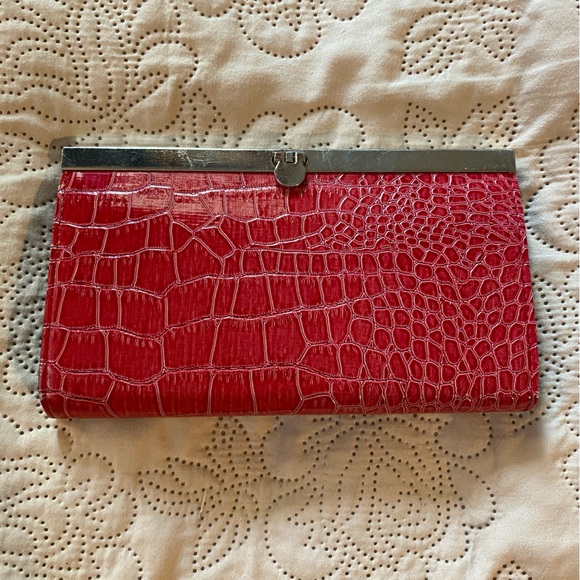 Red faux crocodile leather clutch - Picture 1 of 13